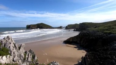 İspanya 'nın Asturias şehrinde, Cantabrian Denizi' nin dalgalarıyla Llane 'deki güzel ve bakir San Martin plajının manzarası