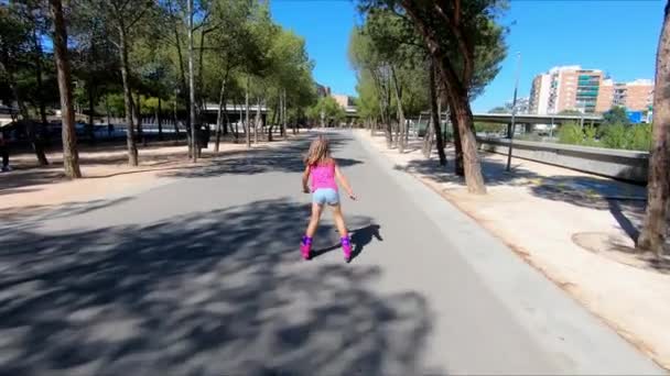 在西班牙马德里市的一条小河边 一名女孩在一条铺有路面的人行道上滑旱冰 随后又出现了一个女孩 — 图库视频影像