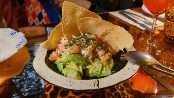 Teller Mit Marinierten Rohen Lachs Tacos Mit Avocado Serviert Mit — Stockvideo