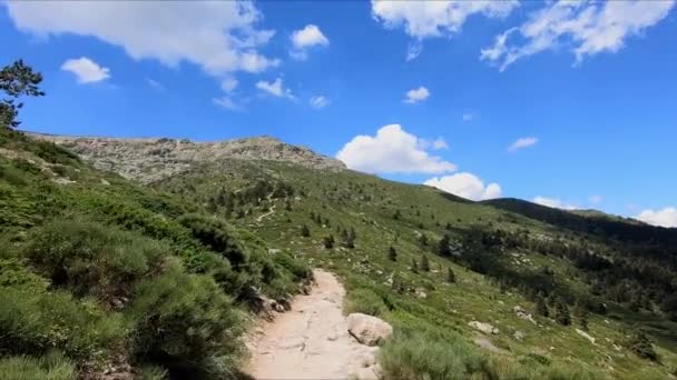 Procházka Úzkou Stezkou Proslulé Laguna Grande Pealara Vysoko Sierra Guadarrama — Stock video
