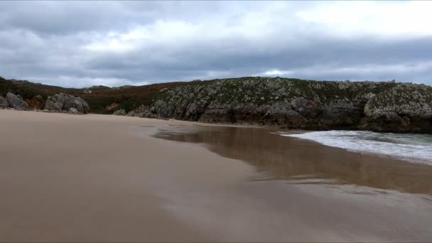 Spaziergang Strand Von San Antonio Llanes Asturien Spanien Standpunkt Pov — Stockvideo