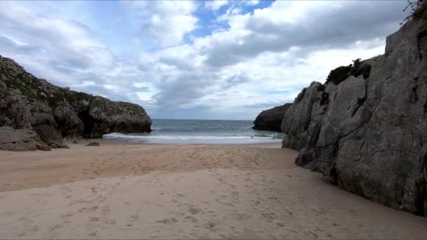 Promenader Till San Antonio Stranden Och Kantabriska Havet Llanes Asturien — Stockvideo