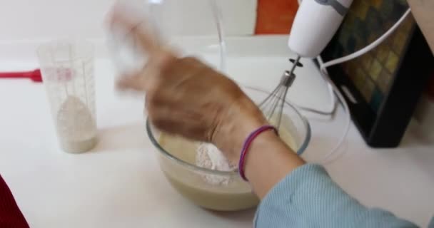 Γυναικείο Χέρι Παίρνει Μπολ Κοσκινισμένο Αλεύρι Και Χύνει Στη Ζύμη — Αρχείο Βίντεο