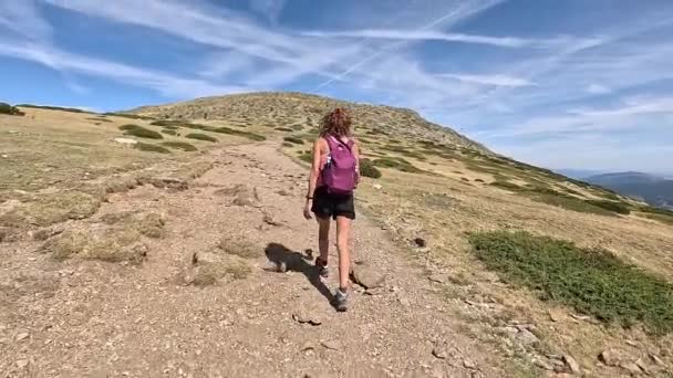 Жінка Йде Стежці Вершину Гори Пенсільванія Найвища Вершина Мадрида Іспанія — стокове відео