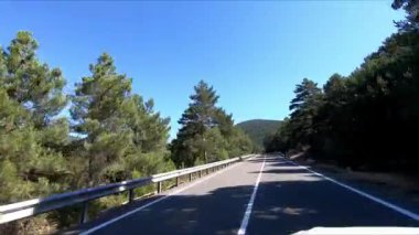 Madrid, İspanya 'da Sierra de Guadarrama' da Puerto de Navacerrada yakınlarındaki dağ yolunda bir araçla sürüyorum. Görüş Noktası (POV), öznel görünüm