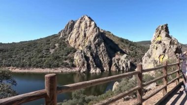 Salto del Gitano 'dan ikonik Pea Falcon ve Tagus nehrinin güzel manzarası. Monfrague Ulusal Parkı, Caceres, Extremadura, İspanya 'da ünlü bir kuş izleme noktasıdır.