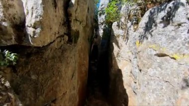 Antequera doğal parkı El Torcal 'daki The Rift ya da La Grieta olarak bilinen kayalık koridoru geçerek, Malaga, Endülüs, İspanya. Görüş Noktası (POV), öznel görünüm