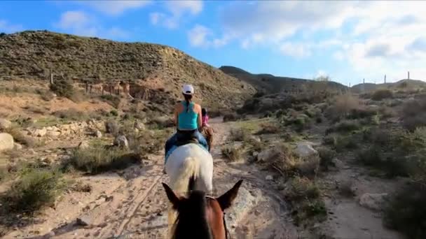 ガタ砂漠 アルメリア アンダルシア スペインのシングルファイルで乗馬馬 ポイント ビュー Pov 主観的な視点 — ストック動画