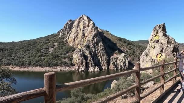 Hermosa Vista Del Icónico Pea Falcon Río Tajo Desde Mirador — Vídeo de stock