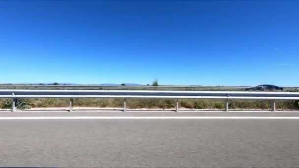 从行驶中的车辆驾驶中看到的公路的瓜拉尼式景观 灰色沥青和蓝天 — 图库视频影像