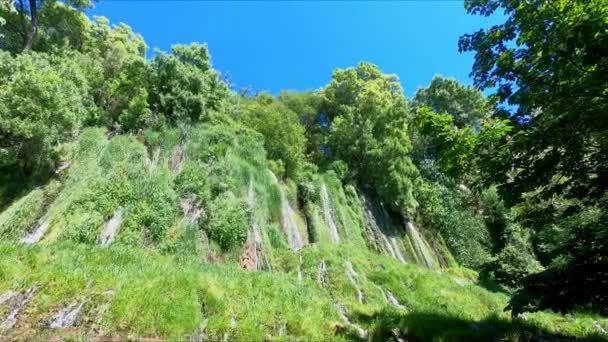 Травяная Стена Водой Падающей Водопад Monasterio Piedra Весной Monasterio Piedra — стоковое видео