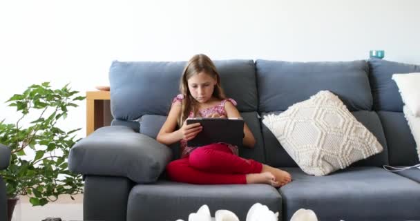 Fille Assise Sur Canapé Maison Aide Une Tablette — Video