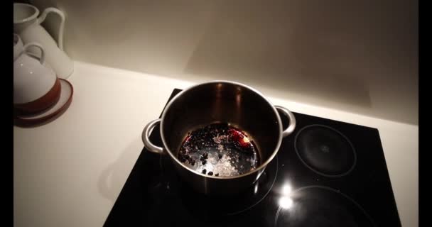 Duży Garnek Spalony Wewnątrz Ciecierzycy Płycie Indukcyjnej Kuchni Domu — Wideo stockowe
