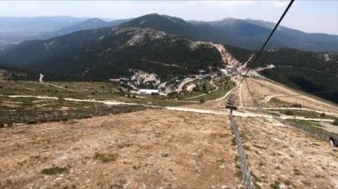Navacerrada kayak merkezinin mevsimi dolmadan Sierra de Guadarrama, Madrid, İspanya 'daki dağ tepesine kadar uzanan muhteşem manzarası. Görüş Noktası (POV), öznel görünüm