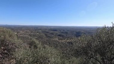 Monfrage Ulusal Parkı 'nın, Cceres' in, Extremadura 'nın, İspanya' nın kalesinden güzel panoramik ve Tagus Nehri manzarası.