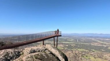 Caceres, Extremadura, İspanya 'daki Jerte vadisine yakın Cabezabellosa' nın bakış açısından nefes kesici panoramik bir manzara.