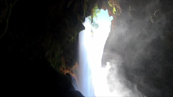Реактивный Поток Большого Водопада Снизу Внутри Пещеры Монастерио Федра Весной — стоковое видео
