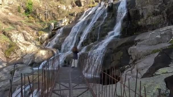Žena Zády Lávce Fotit Krásný Caozo Vodopád Údolí Jerte Caceres — Stock video