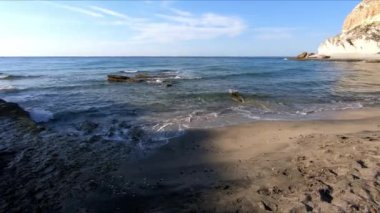 Cabo de Gata 'da Agua Amarga, Nijar, Almeria, Endalusia, İspanya' nın yanındaki Cala Enmedio plajının güzel gündoğumu manzarası.