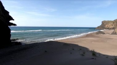 Cabo de Gata, Almeria, Endülüs, İspanya 'da sakin ve ıssız bir kumsalın çarpıcı panoramik manzarası. Görüş Noktası (POV), öznel görünüm