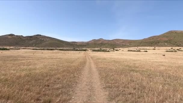 Caminando Por Camino Rural Hacia Una Colina Cabo Gata Almería — Vídeos de Stock
