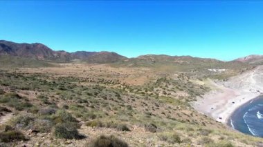 Medya Luna Sahili 'nin ve Cabo de Gata' nın Nijar, Almerya, Endülüs, İspanya 'daki sahil şeridinin tam görüntüsü.