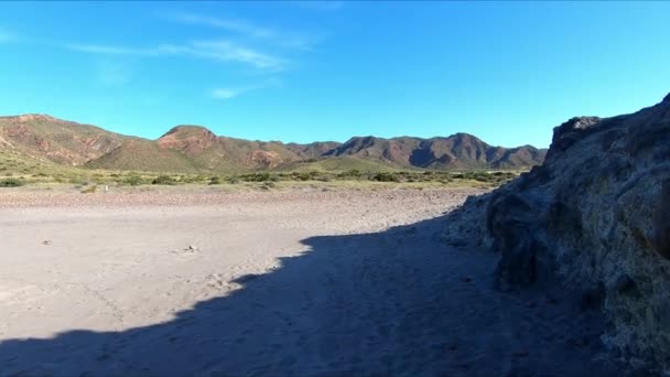 Boční Pohled Osamělou Divokou Pláž Media Luna Pobřeží Cabo Gata — Stock video