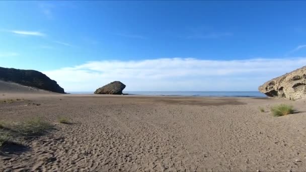 ニヤール アルメリア アンダルシア スペインの有名なモンゴルの海岸に向かって砂を歩きます ポイント ビュー Pov 主観的な視点 — ストック動画