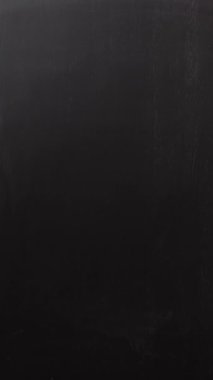 Bir elin karatahtaya 1 artı 1 eşittir 2 yazarken yakın çekim, 1 artı 1 eşittir 2 'nin temel toplamını sembolize ediyor. Dikey video