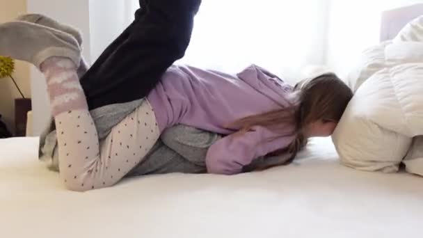 Щаслива Дочка Мати Обіймаються Лежачи Граючи Ліжку Вдома — стокове відео
