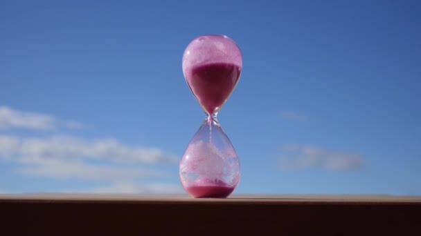Timelapse Med Accelereret Hastighed Lyserød Timeglas Med Blå Himmel Baggrund – Stock-video