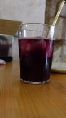 Büyük bardakta tipik bir İspanyol kokteyli, kırmızı şarap ve soda, adı da Tinto de Verano. Dikey video.