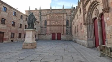 Keşiş Luis de Leon heykeliyle Salamanca Üniversitesi 'nin tarihi cephesine doğru yürüyoruz. İspanya ve Avrupa 'nın en eski üniversitesi.