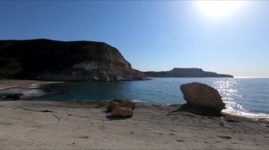 Beyaz kayanın kenarından Cala Enmedio plajı Cabo de Gata 'daki heykeller gibi tuhaf duvarları olan, Agua Amarga, Nijar, Almeria, Endalusia, İspanya' nın yanındaki