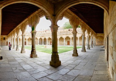 15. yüzyıldan kalma, Salamanca, Kastilya ve Leon, İspanya 'yı ziyaret eden bir kadın ile birlikte tarihi üniversitenin küçük okulları manastırı.