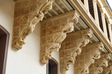 İspanya 'nın Castilla y Leon kentindeki Salamanca şehrinde 16. yüzyıldan kalma Salina veya Fonseca Sarayı' nın avlusundaki en üst galerideki oyulmuş korbonların ayrıntıları. Bilet gişesi ya da girişi olmayan halka açık ve ücretsiz erişim