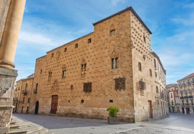 16. yüzyılın ünlü Casa de las Conchas cephesi eski Salamanca kasabası, Kastilya ve Leon, İspanya