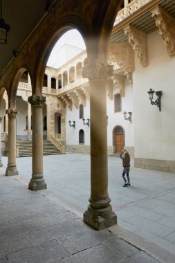 16. yüzyıldan kalma İspanya 'nın Castilla y Leon kentindeki Salamanca kentindeki Salina veya Fonseca Sarayı' nın avlusunda fotoğraf çeken turist kız. Bilet gişesi ya da girişi olmayan halka açık ve ücretsiz erişim