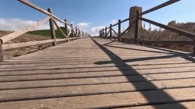 1500 yılından beri Artola Dunes, Marbella Cabopino 'da (Malaga, Endülüs, İspanya, Avrupa) Antik Hırsızlar Kulesi' nin yanındaki tahta patika boyunca yürüyen zemin seviyesi)