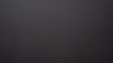 Bir el, yardım kelimesini siyah tahtaya beyaz tebeşirle yazıyor.