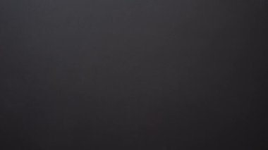 Bir el siyah tahtaya beyaz tebeşirle merhaba diyor.