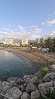 Benalmadena, Malaga, Endülüs, İspanya 'daki Torre Bermeja plajının dikey görüntüsü