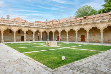 15. yüzyıldan itibaren Salamanca, Kastilya ve Leon 'u ziyaret eden kadın ve kız öğrencilerle birlikte tarihi üniversitenin küçük okullarının avlusunda.