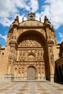 Salamanca, Castilla y Leon, İspanya 'daki San Esteban kilisesi ve manastırı cephesi