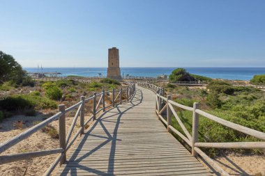 Artola Dunes, Cabopino, Marbella (Malaga, Endülüs, İspanya, Avrupa) 'da bulunan tarihi Hırsızlar Kulesi' ne giden tahta patika.)