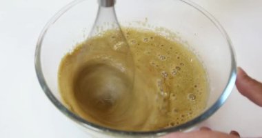 Kek pişirmek için yumurta ve esmer şeker karıştırıcı.