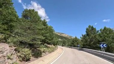 İspanya, Madrid 'de, Sierra de Guadarrama' da bir dağ yolunda virajı dönerken