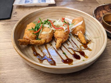 Doğu usulü kızarmış pastırma, peynir ve karides kroketleri. Sebzeli ve soya soslu bir tabak. Restoranda ya da evde.