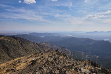 Barajları, mavi gökyüzü ve bulutları ile plato panoramik, Madrid, İspanya dağın en yüksek zirvesinden görülmektedir