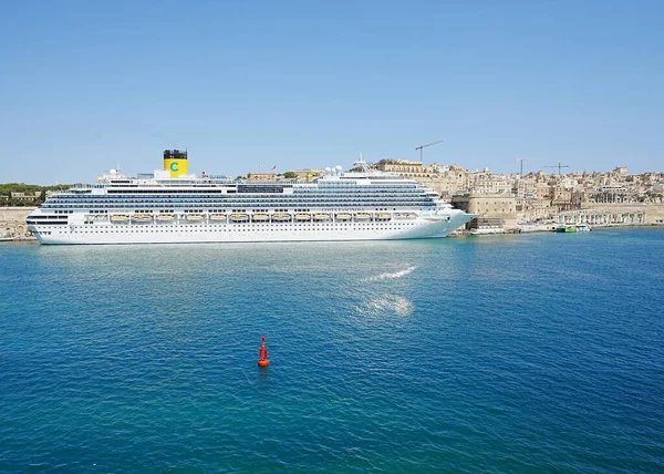 在欧洲瓦莱塔首府马耳他的班轮 在2022年5月温暖的阳光明媚的夏日 晴朗的蓝天 — 图库照片